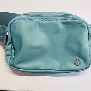 Lululemon everywhere belt bag